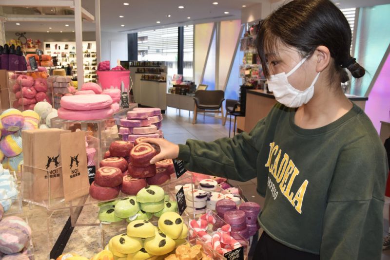 sinh viên mua hàng tại Lush sinh viên mua hàng tại Lush
